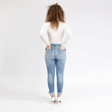 Load image into Gallery viewer, Gail Girlfriend 1822 Denim